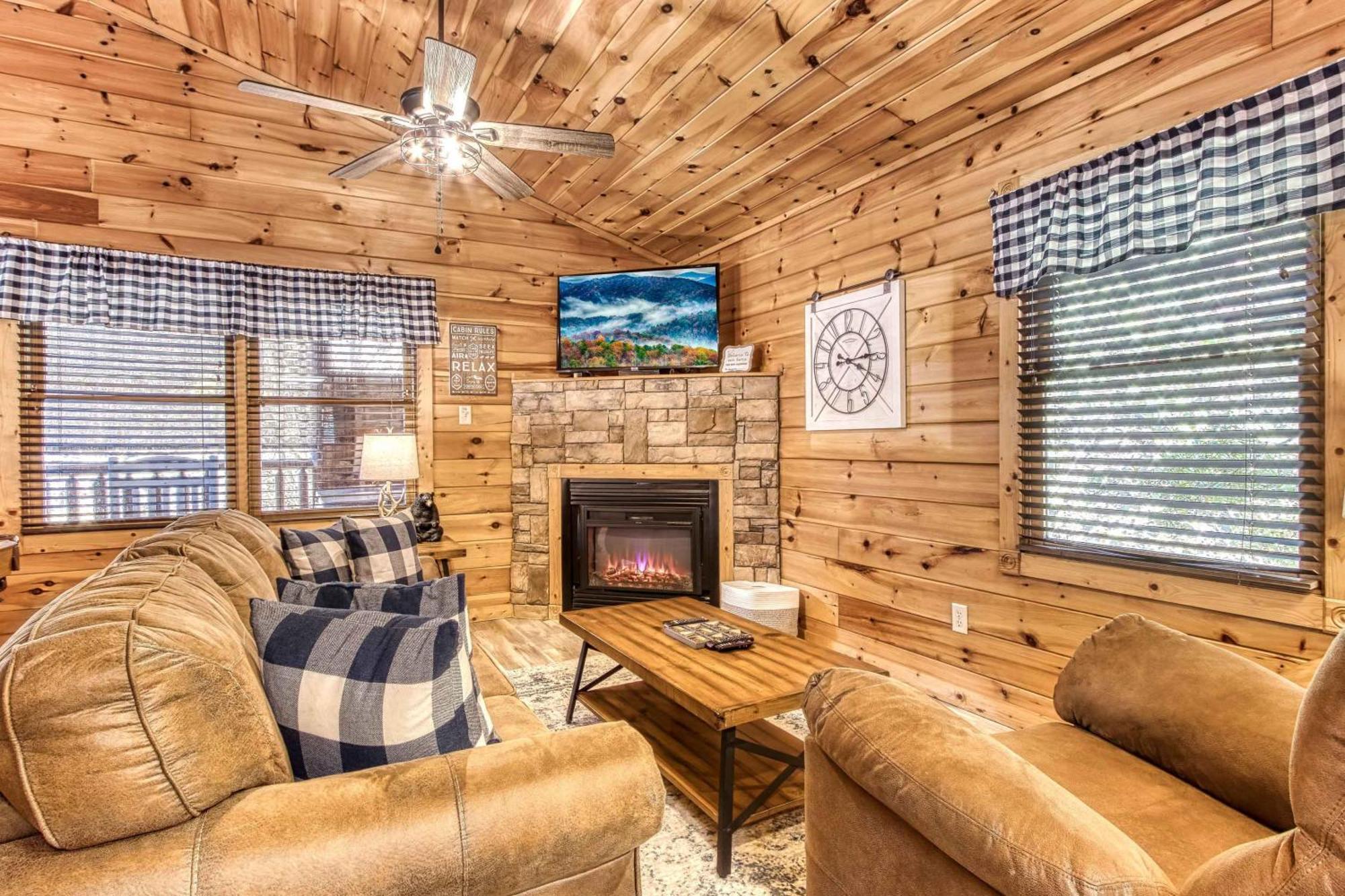 Dog Friendly, Romantic Mtn Getaway Hot Tub Pool Gatlinburg Kültér fotó